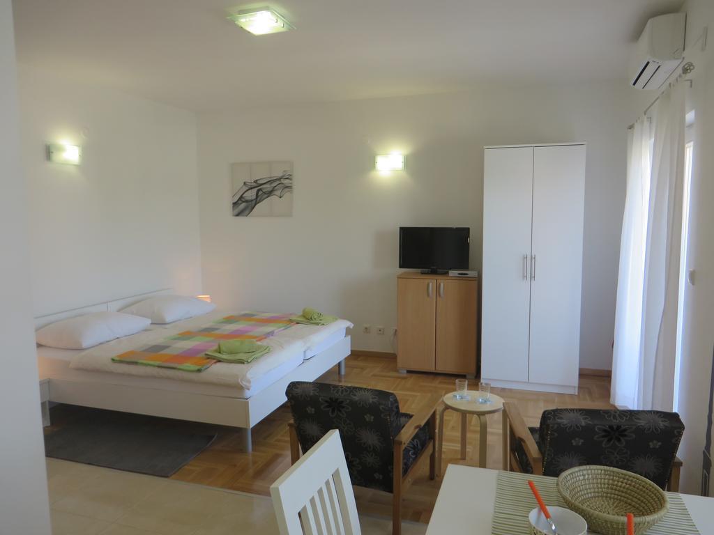 Filipovic Apartments With Pool Biograd Na Moru Exterior foto